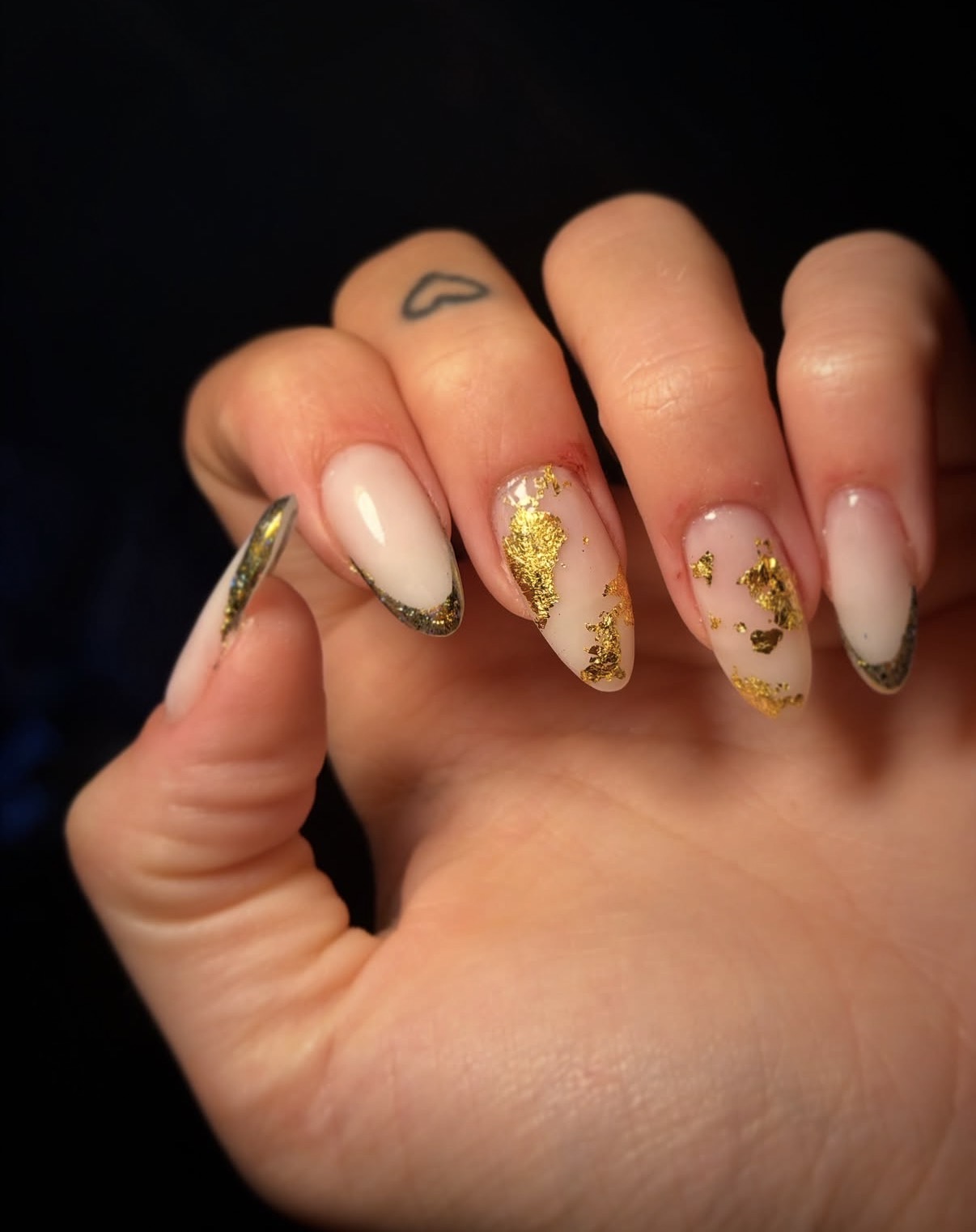 Lange amandelvormige nagels met bladgoud en gouden tips
