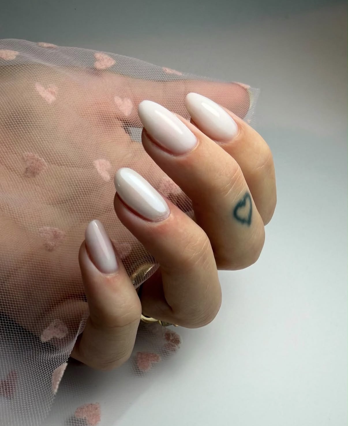 Lange amandelvormige nagels met melkwitte silky chrome finish