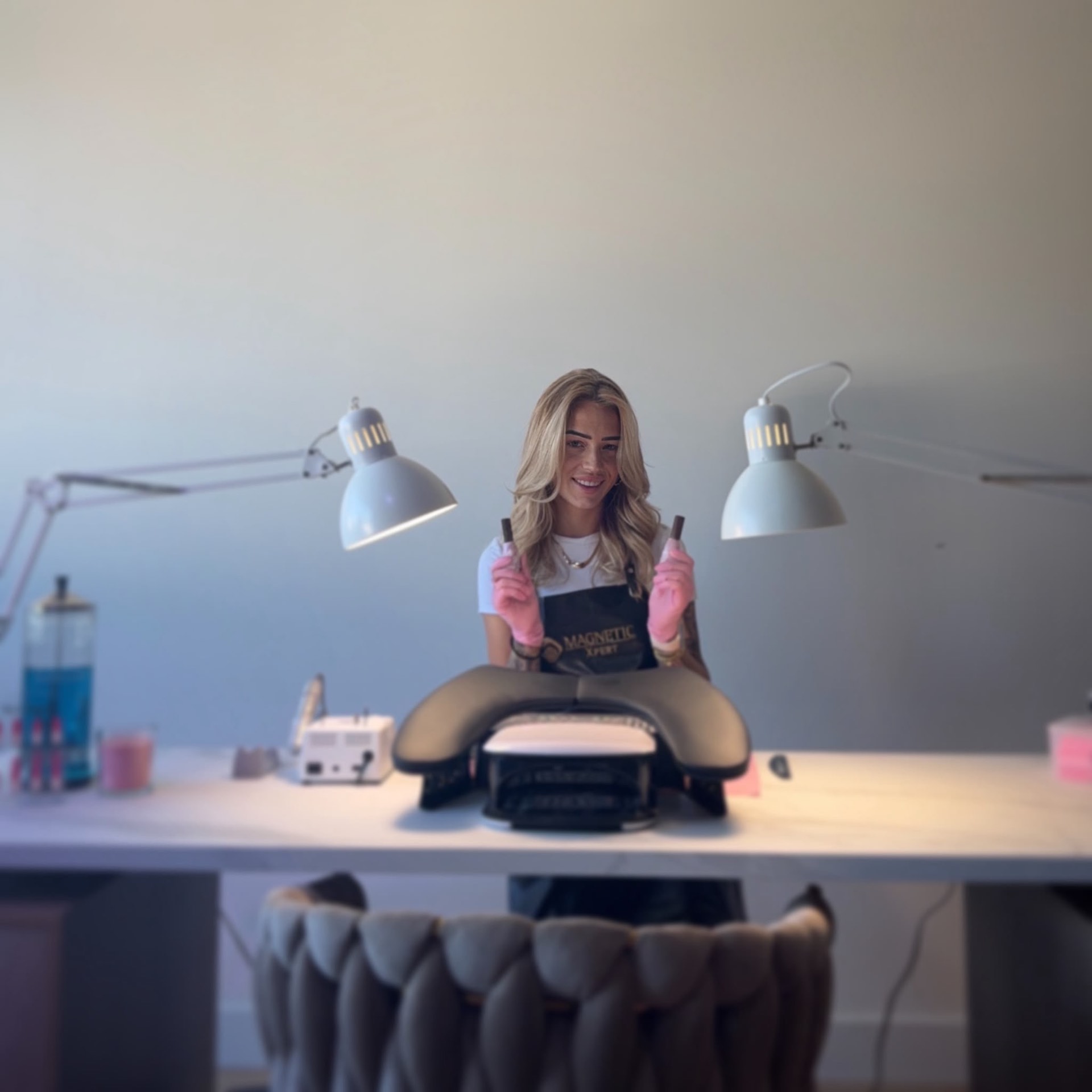 Megan aan het werk in haar salon