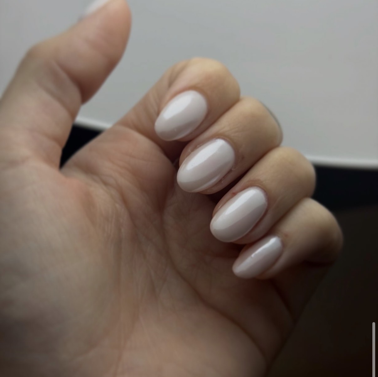 Ovale nagels in zacht roze met chrome glans