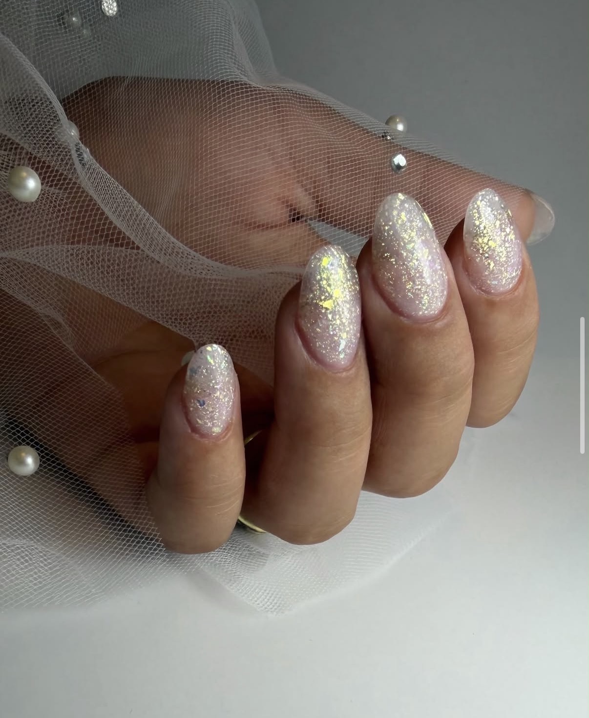 Amandelvormige nagels met glinsterende glitterflakes